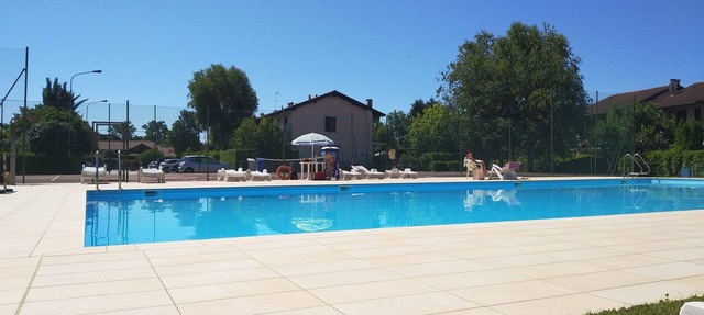Delightful apartment with pool just steps from the lake