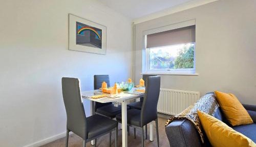 Delightful first floor two bed apartment five minutes walk from Dorking town centre