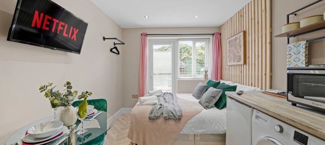 Deluxe Heathrow Studio - Parking- Flat 2