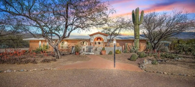 Desert Escape with Pool, Hot Tub & Mountain Views