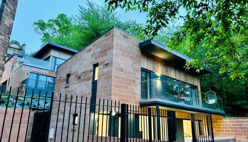 DESIGNER HOUSE - University of Glasgow/Central Glasgow 'Hillhead' West End G12 - Luxurious & Contemporary Detached House/Terrace/Garden/'electric car charging' Garage Parking