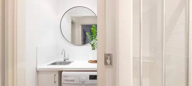 Designer townhome adjacent to East Brunswick Village 2min to tram plus private parking