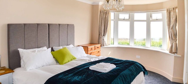 Detached cliff top bungalow with stunning sea views