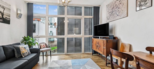 Discover Riverside Comfort at Tate Britain: Stylish 1-Bed Apartment (Sleeps 4)
