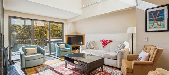 Distinctive 4 bedroom townhouse, hot tub, minutes from the slopes Winterberry 1