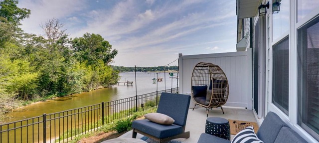 Dock Access! 'Hook & Heron Lakefront Getaway'