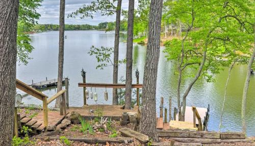 Dock + Fire Pit: Lakefront Living in Abbeville!
