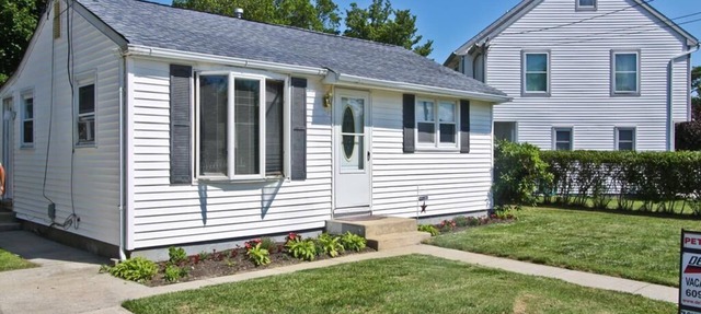 Dog Friendly cottage located seven short blocks to The Bay and Ferry terminal. Sleeps 6.