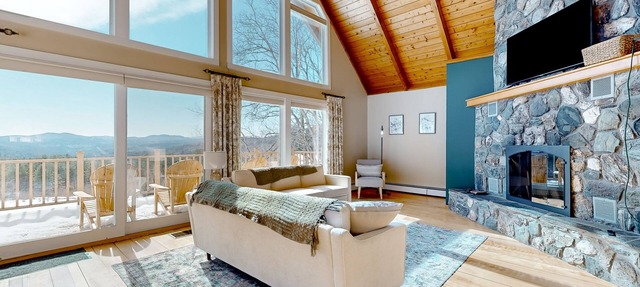 Dog-friendly home with panoramic mountain views, grill, deck, & pool table