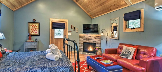 Dog-Friendly Weaverville Cabin King Bed,Hot Tub&FP