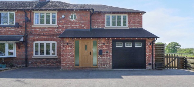 DOLLY'S HOUSE, family friendly, with a garden in Sandbach