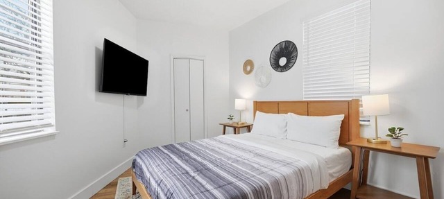 Dormont/Pittsburgh 1B Stylish and Modern 1 Bedroom Apartment With Free Parking