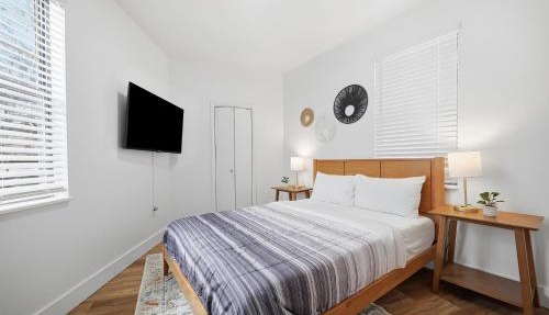 Dormont Pittsburgh 1B Stylish and Modern 1 Bedroom Apartment, Free Street Parking