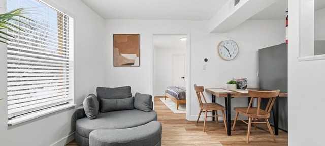 Dormont Pittsburgh 2 Modern and Bright 1Bedroom Apartment With Free Parking