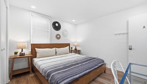 Dormont, Pittsburgh !A Spacious and Modern Private Bedroom with Shared Bathroom
