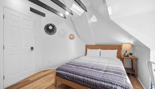 Dormont, Pittsburgh !D Stylish and Unique Private Bedroom with Shared Bathroom