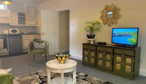 Dorset Villa flat 2 at Pittville Lawn