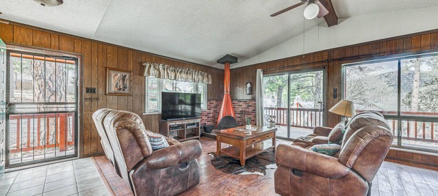 'Double D Cabin' w/Deck, 4 Mi to Grindstone Lake!