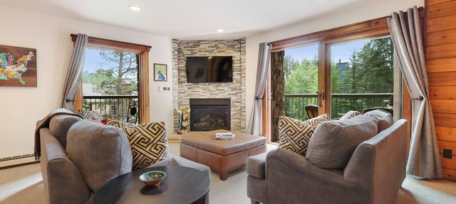 Double Eagle @Snowflake Lift - Ski in ski out- 3 Br 2 Ba - Walk To Everything!