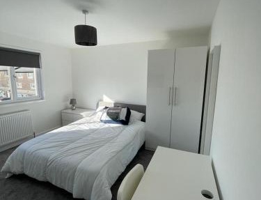 Double room with private bathroom in Basingstoke