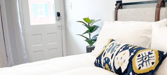 Downtown Modern Studio apartment | History & Dining steps away
