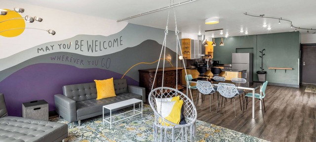 Downtown Mountain-View Executive King Suite. Kitchen, Hot Tub & Free Breakfast!