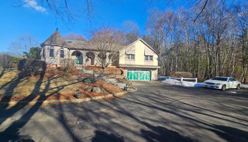 Dracut Executive Rooms with Kitchen & Bath, Parking, Spacious & Comfortable