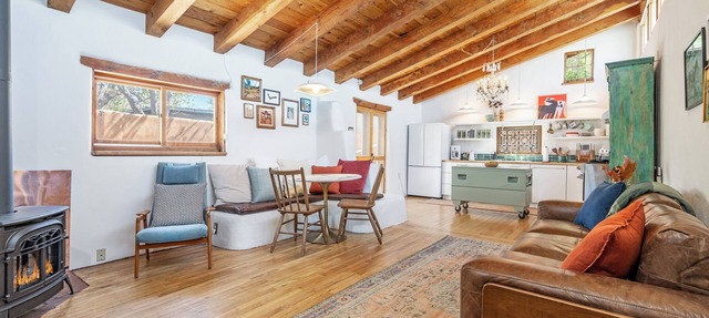 Dream LOCATION - GORGEOUS Adobe - Walk to Everything - Fireplace - King + Queen