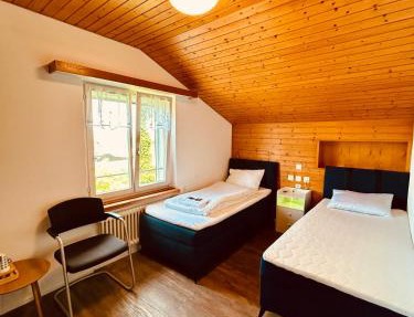 Dreibettzimmer mit eigenem Bad und Seeblick