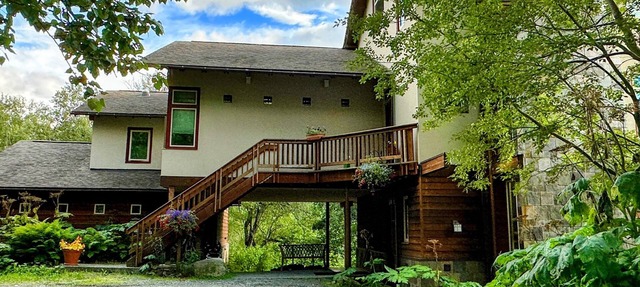 Eagle Peak Guesthouse/2 room suite with kitchenette