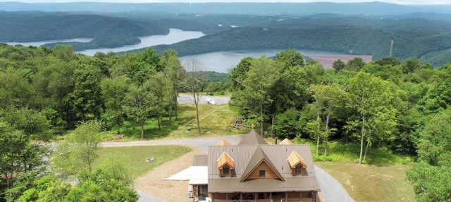 Eagle's Escape - Mountain top lodge with spectacular views