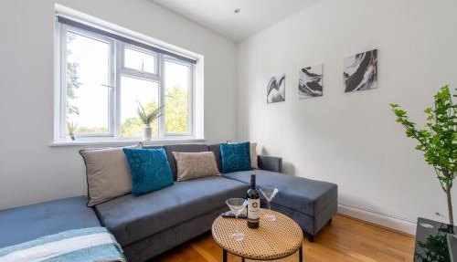 Ealing 3 Bath Flat with Parking 10 mins to Station