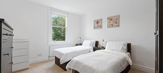 Ealing Broadway - Lovely 2-bedroom flat with offstreet parking