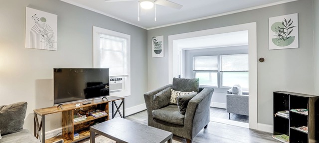 Easthampton Apartment Near Breweries & Rail Trail!