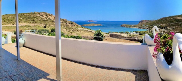 Easy to access and next to the two organized beaches of the island.