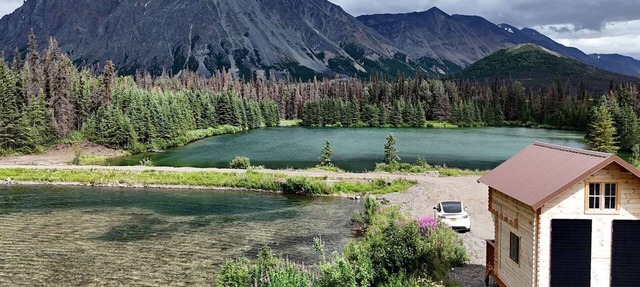 Eco-Friendly Lakefront Tiny House with Views of Panorama Mountain near Denali National Park
