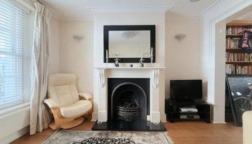 Elegant 4-Story Townhouse Near Victoria Station