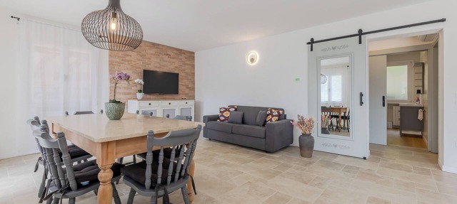 Elegant Euganean Hills apartment with garden view