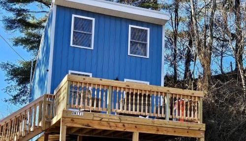 Elevated Cottage Nestled in Nature and near the New River in Draper, Virginia, Perfect for a Weekend Escape