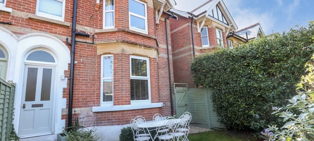 ELM VILLA, pet friendly, character holiday cottage in Wareham