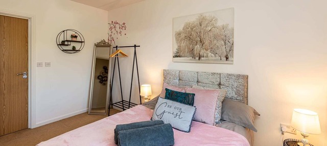 Emerald Blossom-2 Bed Apartment.Sleeps 4.Central Warrington,WiFi,Parking.Smart T