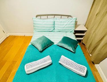 Emerald Room - shared bathroom