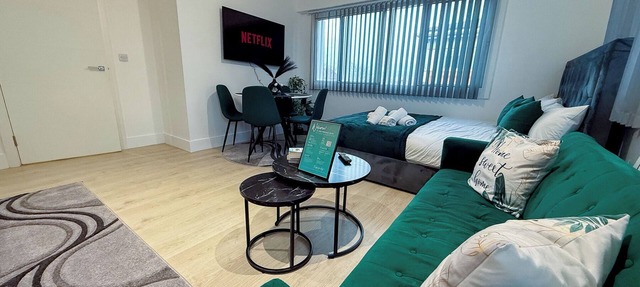 Emerald Suite - 2 Bed Flat by Heathrow, Free Parking