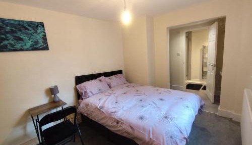 En-Suite Double-Bedroom in the Heart of Salford Manchester CR2 Perfect for Short Stays