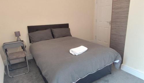 En-Suite Double-Bedroom in the Heart of Salford Manchester CR4 Perfect for Short Stays