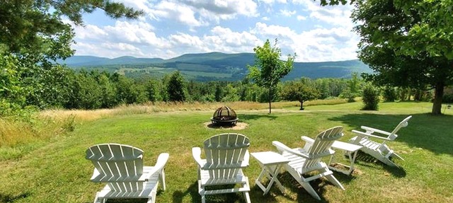 Endless Mountain Views & Outdoor Hot Tub. 8 miles to downtown Windham & Skiing!