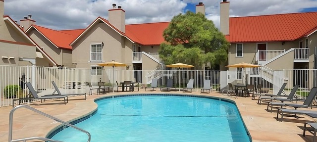 Ensuring a Very Comfortable & Memorable Stay! Free Breakfast, with Outdoor Pool!