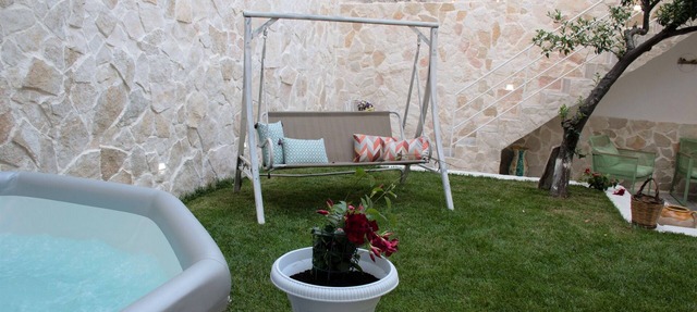 Entire structure consisting of 3 suites with private bath and garden with hydro bath