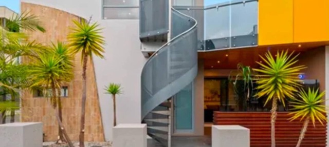 Entire studio with balcony in Maribyrnong