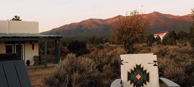 Epic Adobe 360° Mountain Views, Hot Tub, 15min to Ski Valley